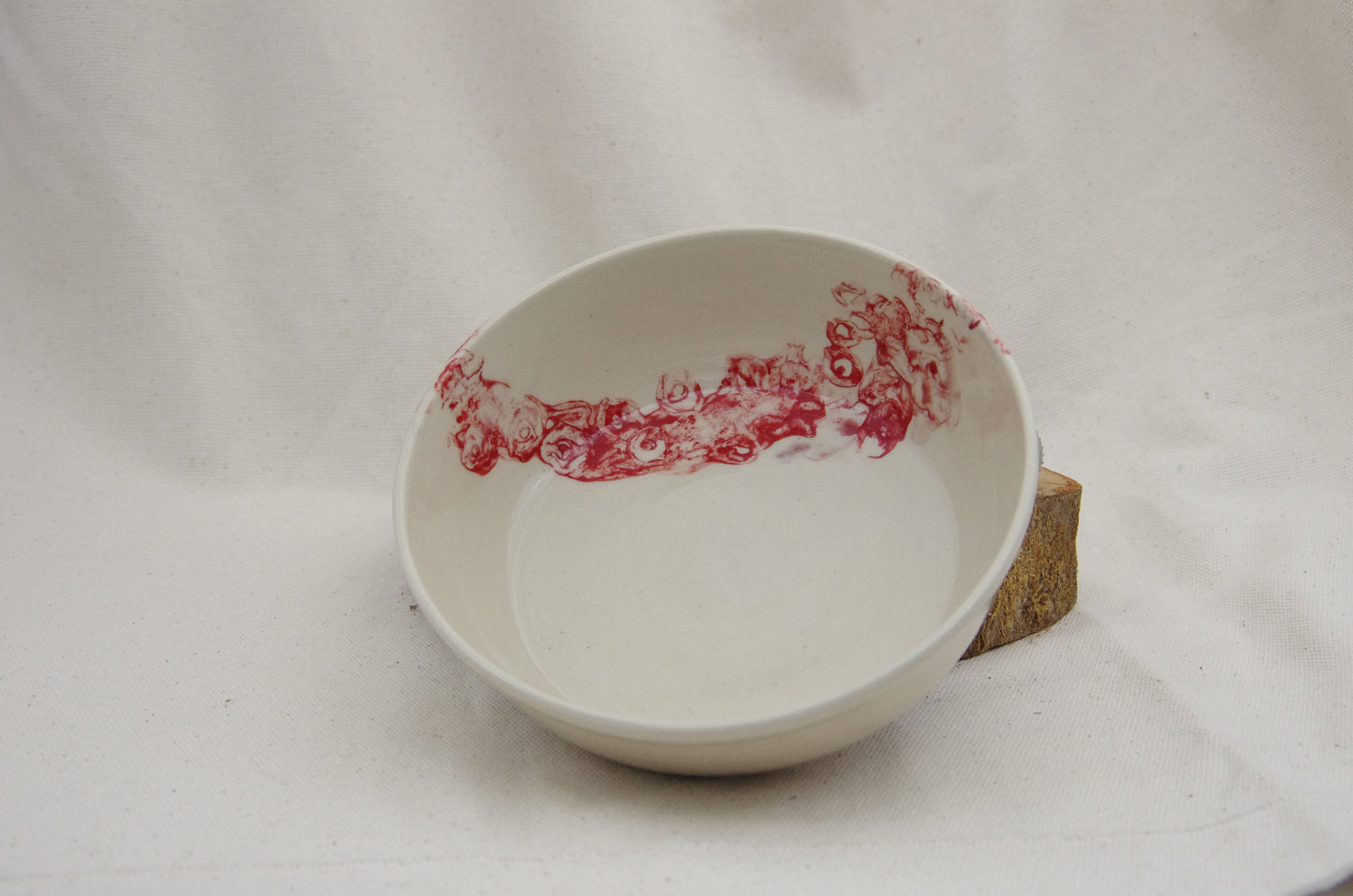 Plat décor rouge