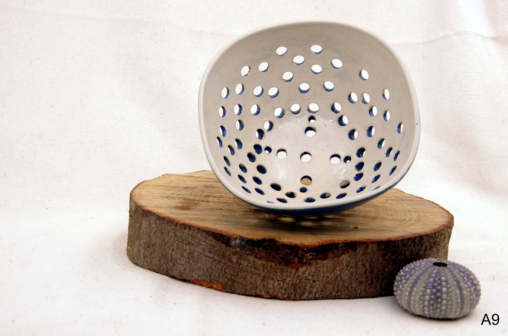 Petite passoire grise – Céramique et eau